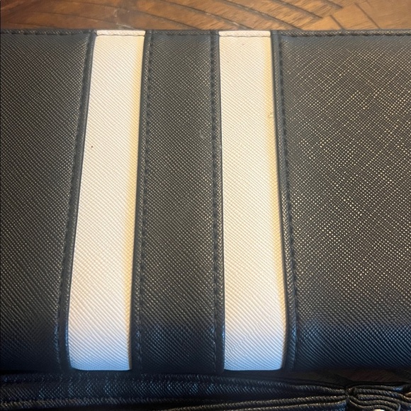 Great🎉 Condition ADRIENNE VITTADINI studio wallet approx 8x4.5- Elegant! - Picture 9 of 9